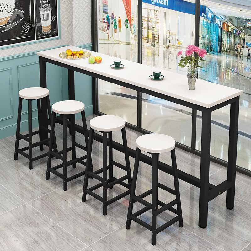 Bàn Bar ở vị trí sát cửa của quán