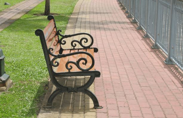Ghế băng đặt tại các khu lối đi ngoài trời học trong nhà