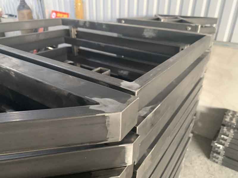 Chân bàn văn phòng hoàn thiện trước khi sơn