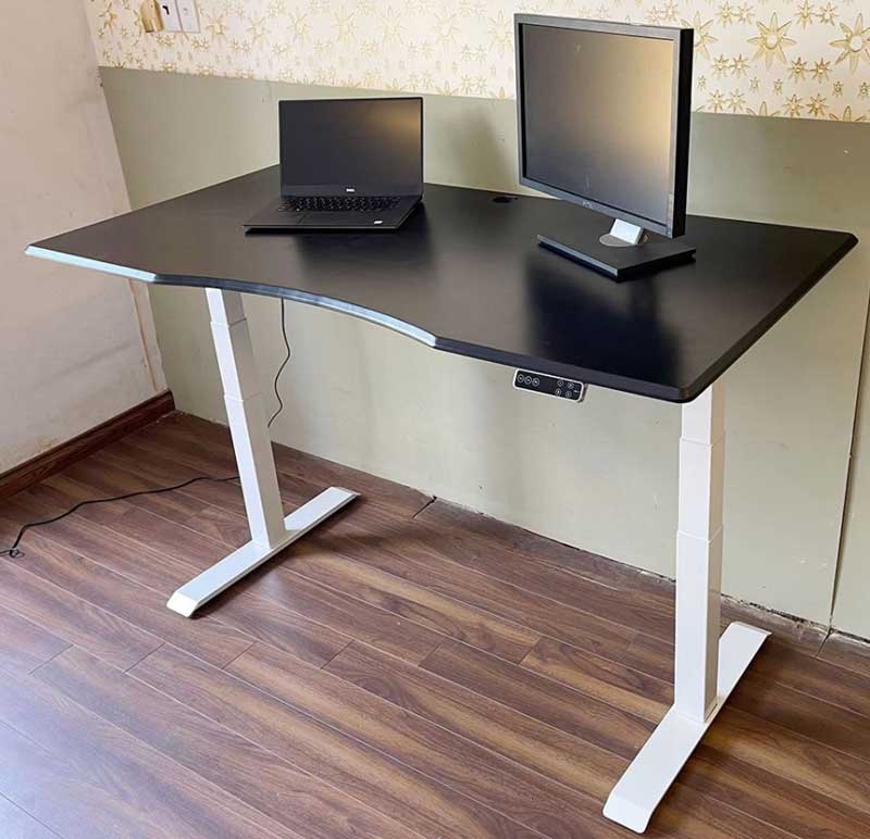 Bàn làm việc nâng hạ công thái học đang là xu hướng
